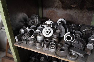 Makine araçları için metal parçalar ve aksesuarlar.