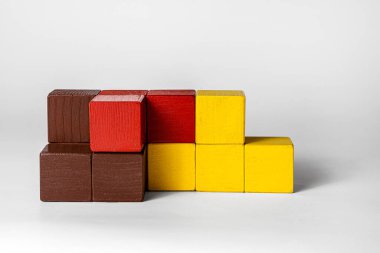 Kıvırcık, çocuklar için eğitici küpler