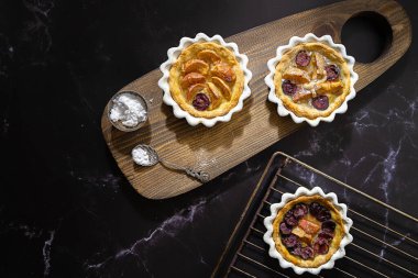 Yemek servisi için meyveli turtalar.