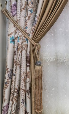 Perdeleri Jacquard, bir tül, lüks bir Püskül kablosuyla.