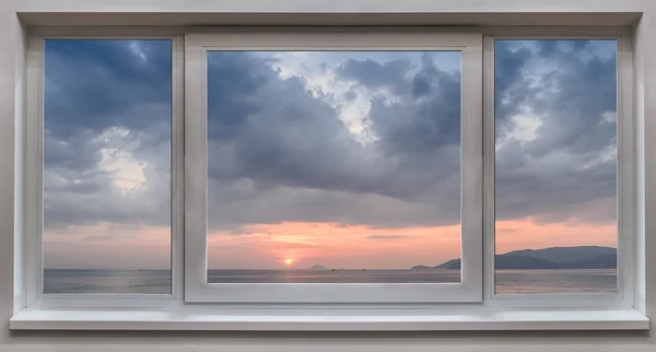 Ein Fenster mit Panoramablick auf das Meer und den schönen Sonnenaufgang — Stockfoto