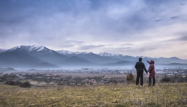 Georgia, Kaheti, Alazani vadisinde. Erkek ve kadın bir dağ manzarası hayran.