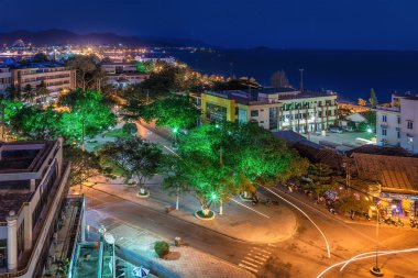 Vietnam, Nha Trang. 2 Mayıs 2015. Gece şehir ışıkları. Yukarıdan görüntülemek.