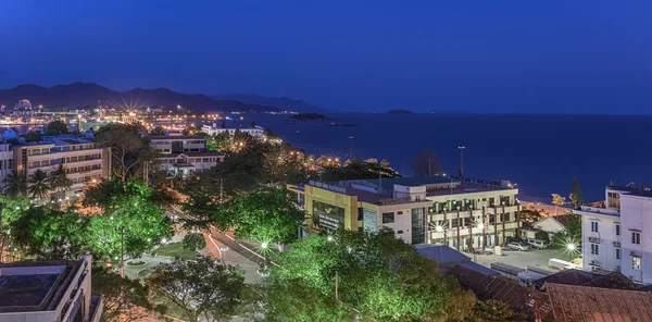 Vietname, Nha Trang. 2 de maio de 2015. Panorama. Vista noturna da cidade e do mar . — Fotografia de Stock