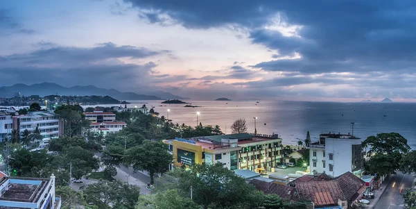 Vietnam, Nha Trang. 30 April 2015. Sunrise. Panorama över staden. Tidigt på morgonen. — Stockfoto