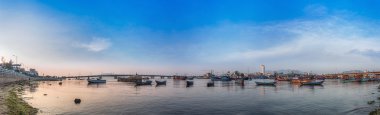 Vietnam, Nha Trang. 3 Mayıs 2015. Panorama. Sabahın erken saatlerinde balıkçı köyü. Gemi ve tekneler. Köprü Nehri Cai.