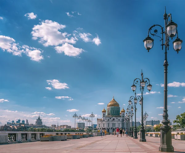 莫斯科。2014 年 7 月 20 日。基督救世主大教堂。重男轻女的桥上的人. — 图库照片