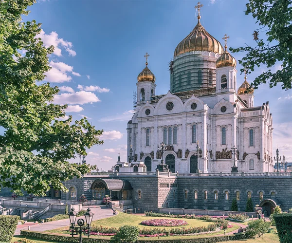 Moskwa. 20 lipca 2014. Katedra Chrystusa Zbawiciela i letni park. — Zdjęcie stockowe