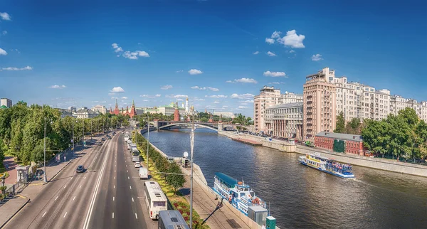 Moscow. July 20, 2014. View from the Patriarch bridge on a clear sunny day. Prechistenskaya embankment, Moscow River, motor ships, Kremlin, Large stone bridge, theater estrade. — Stock Photo, Image