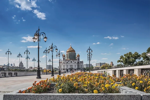 莫斯科。2014 年 7 月 20 日。重男轻女行人桥前救主基督寺。与黄色和橙色万寿花圃. — 图库照片