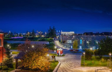 Moskova. 10 Ekim 2020. Varvarka Caddesi 'nden Zaryadye Parkthe' ye ve 6 numaralı binanın cam cephesine, 1.