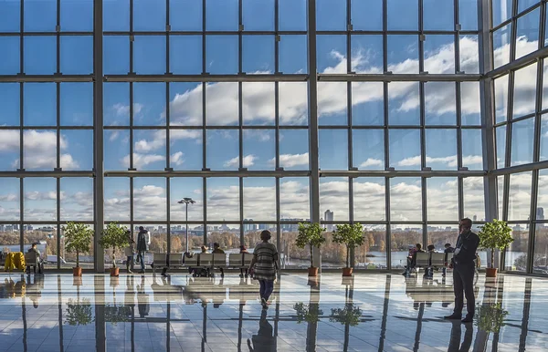 La gente mira el paisaje urbano de otoño a través de la ventana de la — Foto de Stock