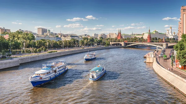 Moskova Nehri, quays, gemi ve açık güneşli bir şehir