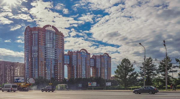 Paisaje urbano con un edificio de apartamentos de élite Mozhayskoe 2. Vista desde la casa de la avenida Kutuzov . — Foto de Stock