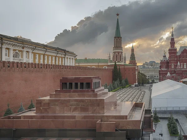 Günbatımı ve yağmurdan sonra Kızıl Meydan'a ve Lenin'in Mozolesi üzerinde fırtına bulutları. Moskova. Rusya