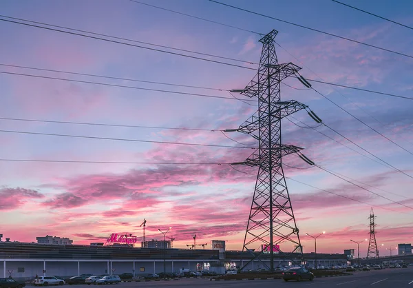 モスクワの郊外に色鮮やかな夕焼けの背景上における伝送線路. — ストック写真