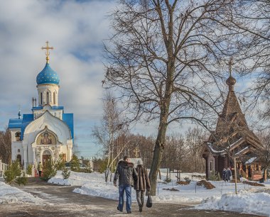 Moskova. Govorovo. 19 Ocak 2015. Kutsal bakire ve ahşap kilise Alexander Nevsky doğuş yeni Kilisesi. İnsanlar için vaftiz su gider.