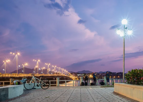 Nha Trang, Vietnam, 6 mei 2015. Fotografen op het perron te wachten voor zonsopgang. — Stockfoto