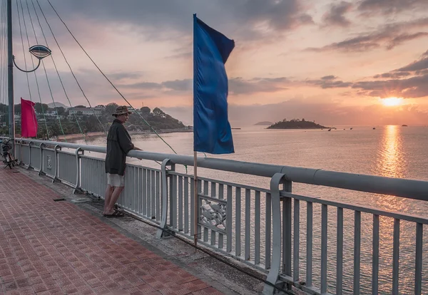 Vietnam, Nha Trang, A fisherman is on a bridge over the River Cai — Stock Photo, Image