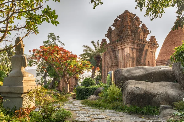 Vietnam, Nha Trang, 3 Mayıs 2015, tapınak karmaşık Po Nagar Cham. peyzaj tasarımı