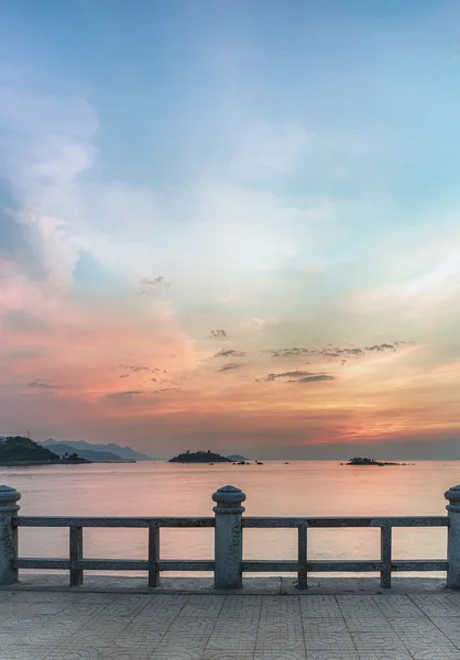 Nha Trang, Vietnam, 6 mei 2015. Verticale weergave. Embankment, de Zuid-Chinese Zee, de bergen, de eilanden vóór dageraad — Stockfoto