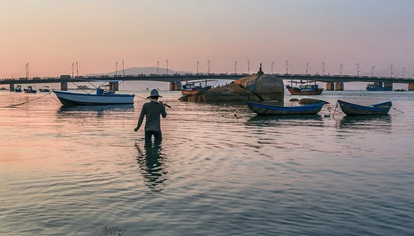 Vietnam, Nha Trang. El pueblo de pescadores. Un pescador camina sobre el agua . Fotos De Stock