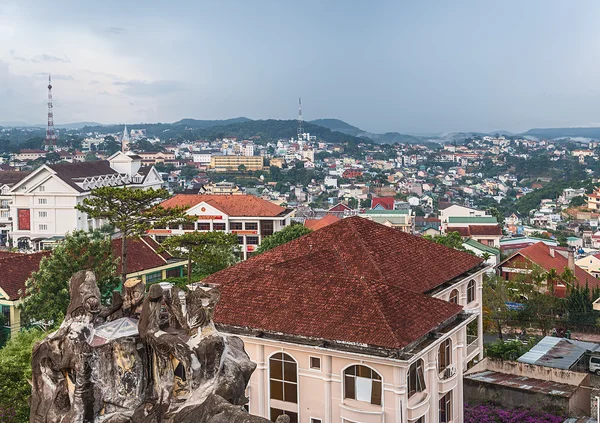 Vietnam, Da lat, 4 de mayo de 2015. La vista de la ciudad desde el techo de la Casa Loca Imagen De Stock