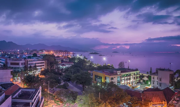 Vietnam, Nha Trang. 1 Mayıs 2015. Panorama. Gece kenti yukarıdan. Daybreak.