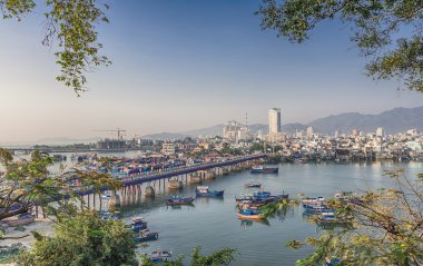 Vietnam, Nha Trang. 3 Mayıs 2015. Balıkçı köyü ve nehir köprüden? AI. Üstten Görünüm.