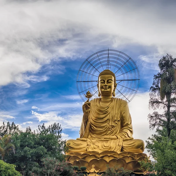 Vietnam, Da Lat, 4. května 2015, Zlatá socha Buddhy s flower lotus — Stock fotografie