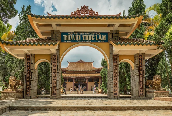 Vietnam. Dalat. 06 may 2015,  Gate Pagoda in Thien Vien Truc Lam Monastery. — Stock Photo, Image