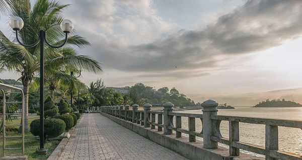 A quay in the Nha Trang in the rays of the sun. — Stock Photo, Image