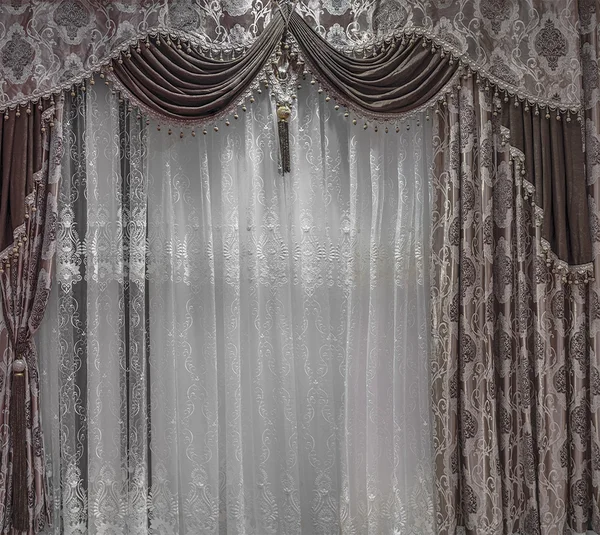 Роскошный дизайн окон с коричневыми занавесками, пелметом и тюлем — стоковое фото