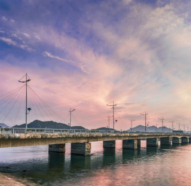 Vietnam, Nha Trang, 6 Mayıs 2015. Nehir Kai ve Şafakta Köprü
