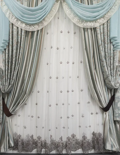 Εσωτερική διακόσμηση σε ένα ύφος κλασικό και πολυτελή. Συνδυασμένη κουρτίνες, τούλι και κορνίζα στο παράθυρο. — Φωτογραφία Αρχείου
