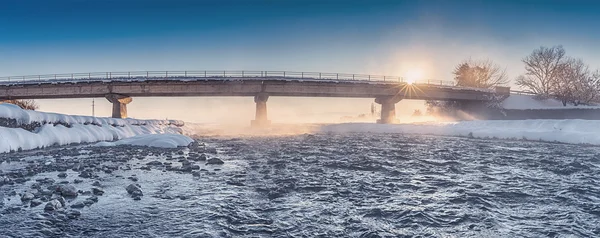 Грузия, Кахетия, мост через реку Кабали. 2 января 2016 года. Зима, горизонтальный вид. Закат, пар и туман над рекой . — стоковое фото