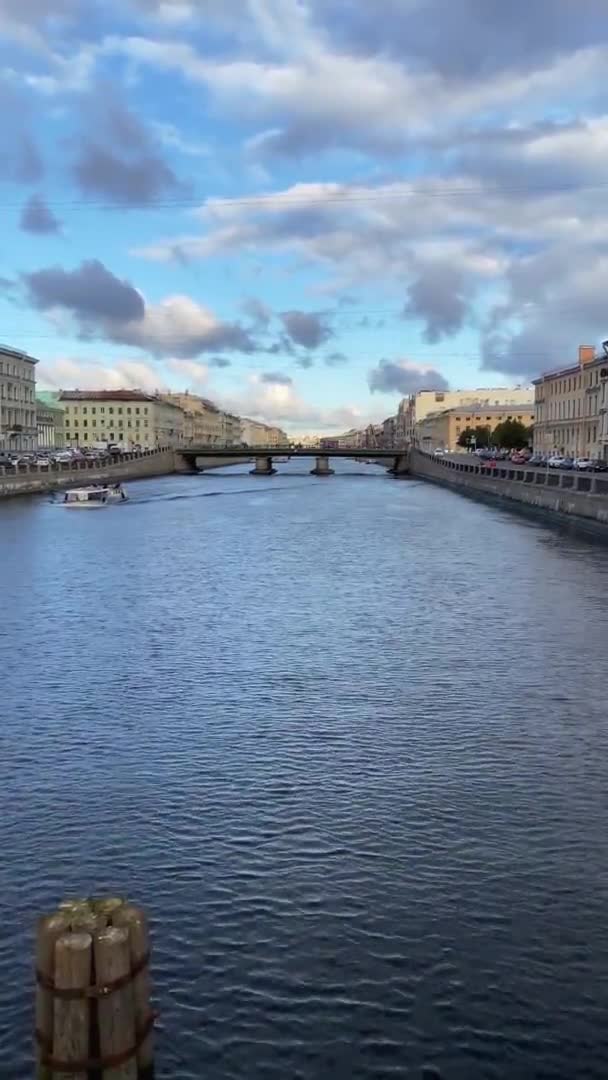 Şehir manzarası, köprüden nehir kıyısı manzarası. St. Petersburg 'daki Fontanka nehri. Rus Venedik. Dikey video. — Stok video