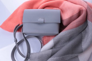 Kadınların gri deri çantası ve başörtüsü Gri, pembe, beyaz renkler