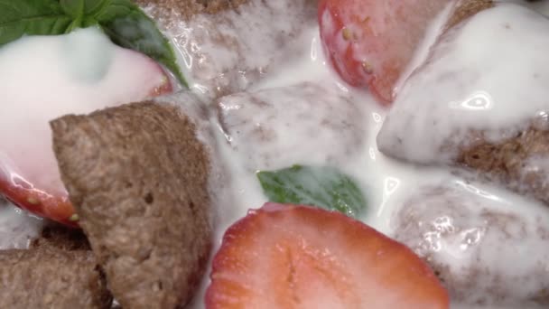 Dry breakfast with strawberries, yoghurt and mint close-up. — Stock Video