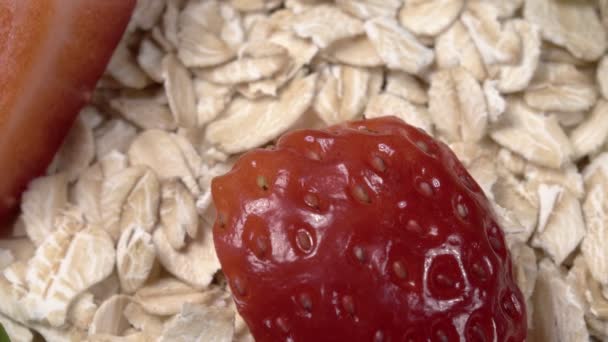 Havermout en aardbeien close-up. Droog ontbijt met vers fruit. — Stockvideo
