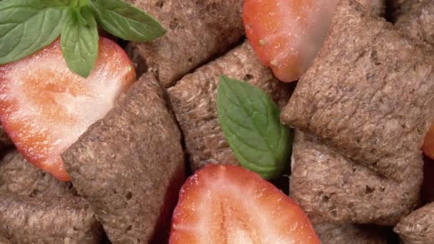 巧克力垫 草莓片和特写薄荷 有新鲜水果的干早餐 — 图库视频影像