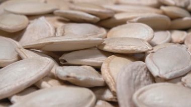 Balkabağı tohumları yakın plan. Beyaz kabuktaki tohumlar.