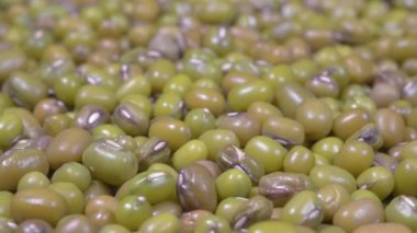 Mung fasulyeleri yakın. Makro. 4K video. Organik baklagiller.