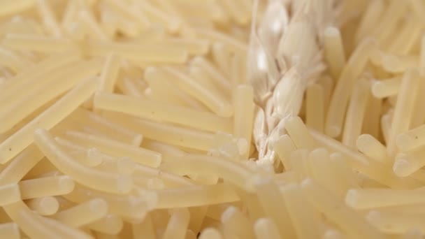 Pequeños vermicelli y espiga de trigo de cerca. Pasta. Guarnición para cocinar. — Vídeo de stock