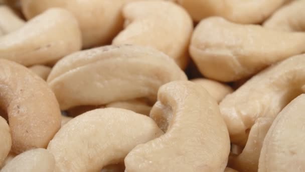 Cashewnuss aus nächster Nähe. Gesalzene Nüsse. Ganze Nusskerne. — Stockvideo