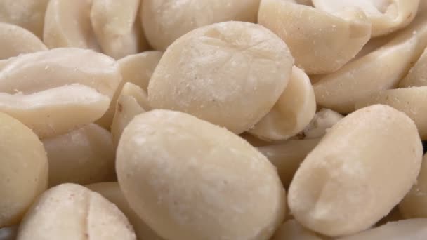 Les grains de fèves d'arachide se referment. Beaucoup de noix. Graines frites. — Video