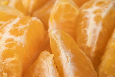 Soyulmuş mandalina dilimleri. Yemek pişirmek için gerekli malzemeler.