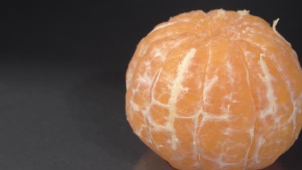 Obierana organiczna mandarynka. Rotacja owoców. — Wideo stockowe