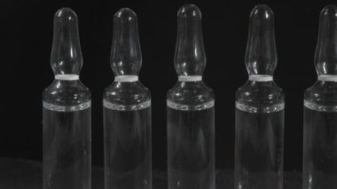 Yakın çekim ampulleri. Siyah arka plan. Hastalıkları tedavi eden bir ilaç..