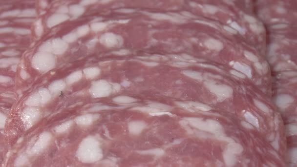 Wurstsalami aus nächster Nähe. Die Wurst in Scheiben schneiden. Rohes Wurstprodukt. — Stockvideo